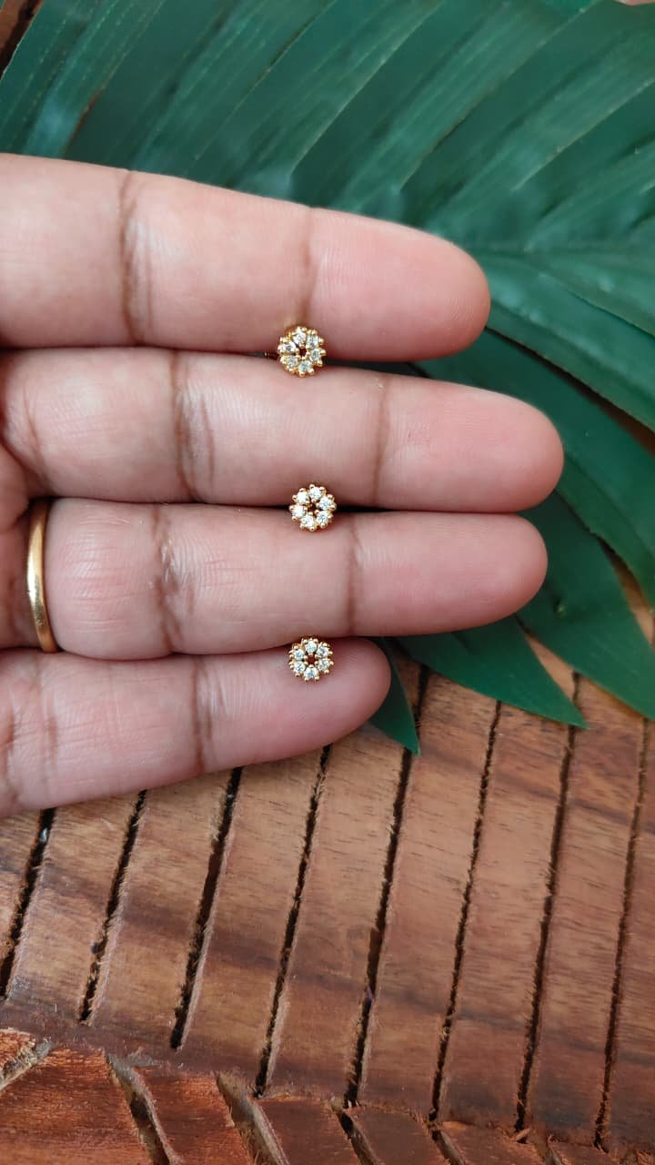 Floral Glow Nose Pin